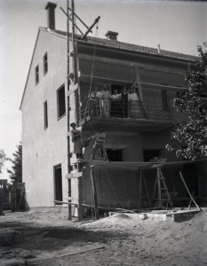 Motiv današnje zgrade župnog dvora tijekom i neposredno nakon izgradnje (iz zbirke fotografija Matije Vogrinčića